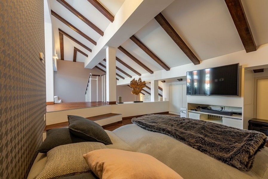 Krásná galerie se vstupem na střešní terasu - A2950P