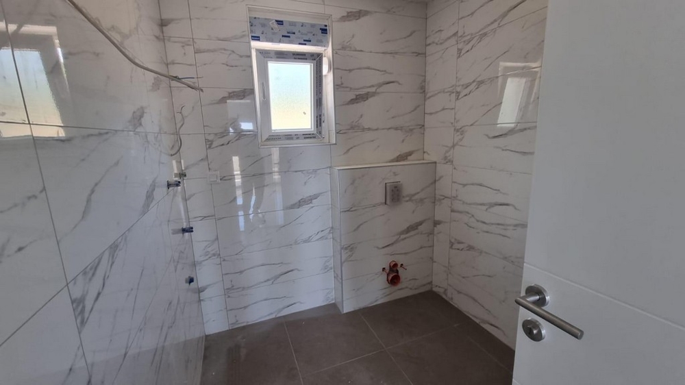 Toaleta s vysoce kvalitními obklady na