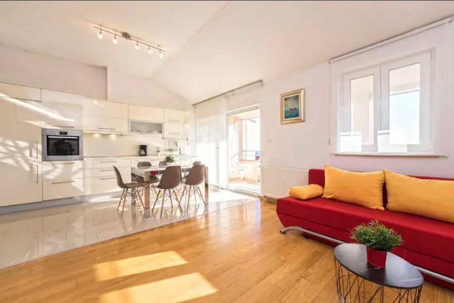 Světlý a otevřený obývací pokoj s kuchyní a jídelním koutem - A2965