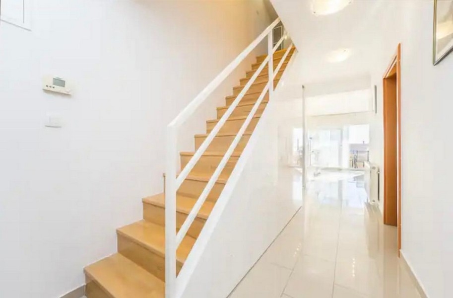 Světlé schodiště v bytě