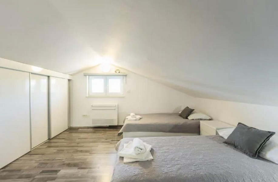 Ložnice se stěnou a oknem - Real Estate Chorvatsko