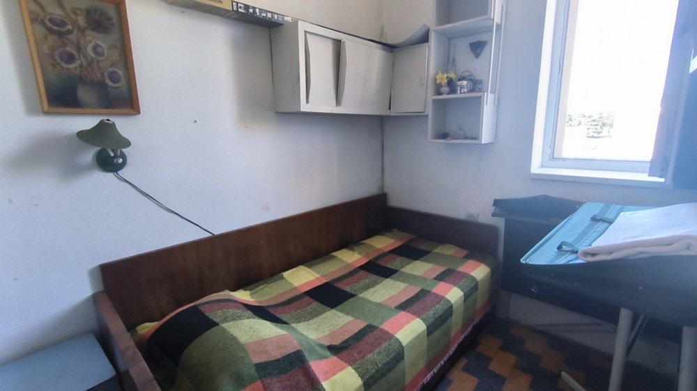 Malá ložnice se samostatným lůžkem.