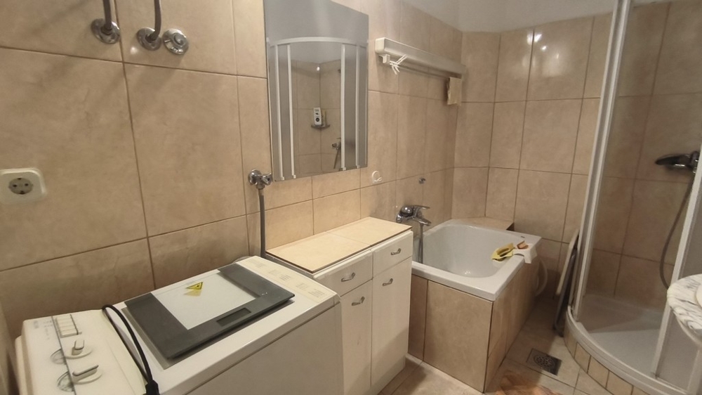 Koupelna se sprchovým koutem.