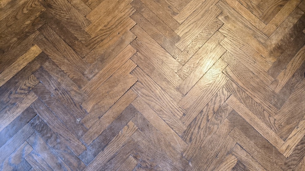 Vysoce kvalitní staré parkety (vzhled rybí kosti).