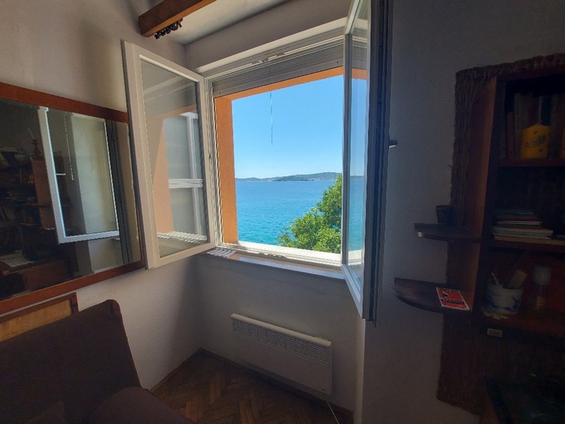 Obývací pokoj s fantastickým výhledem na moře.