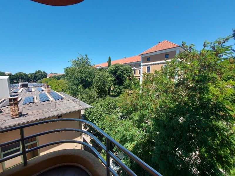 Z balkonu je krásný výhled do zeleně.