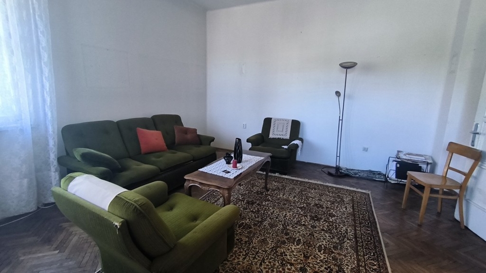 Apartmán s tradičním dalmatským nábytkem ze 70. let.