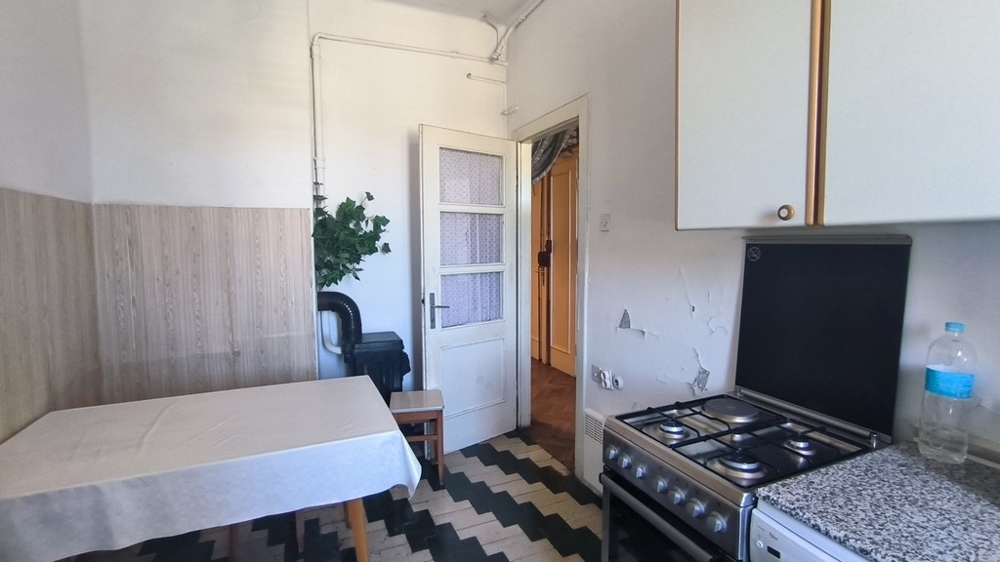 Prostorný obývací pokoj bytu staré budovy.