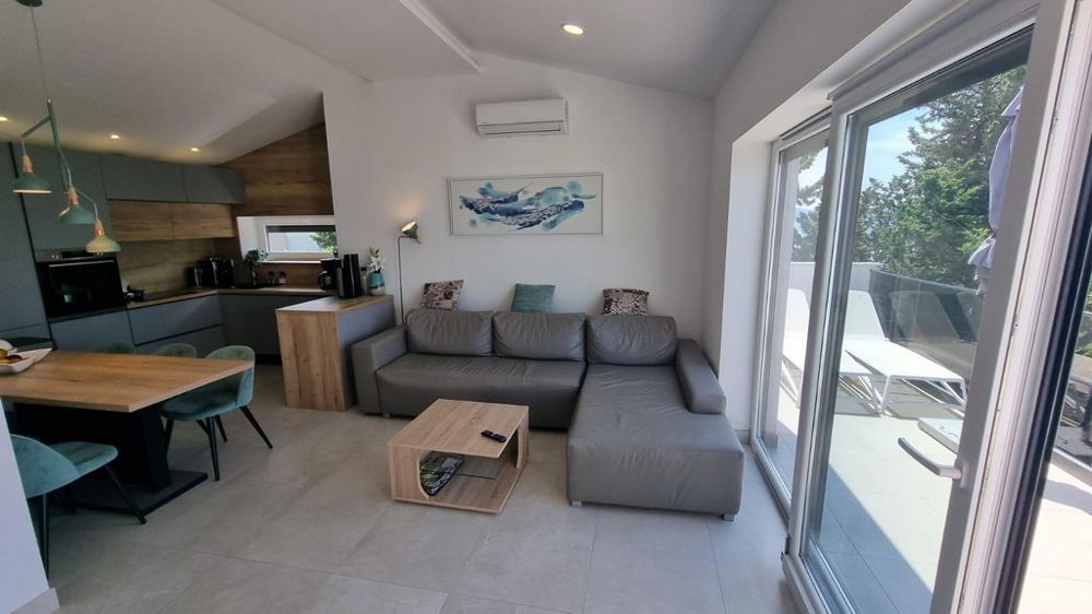 Zařízený byt se 2 balkony v Crikvenici