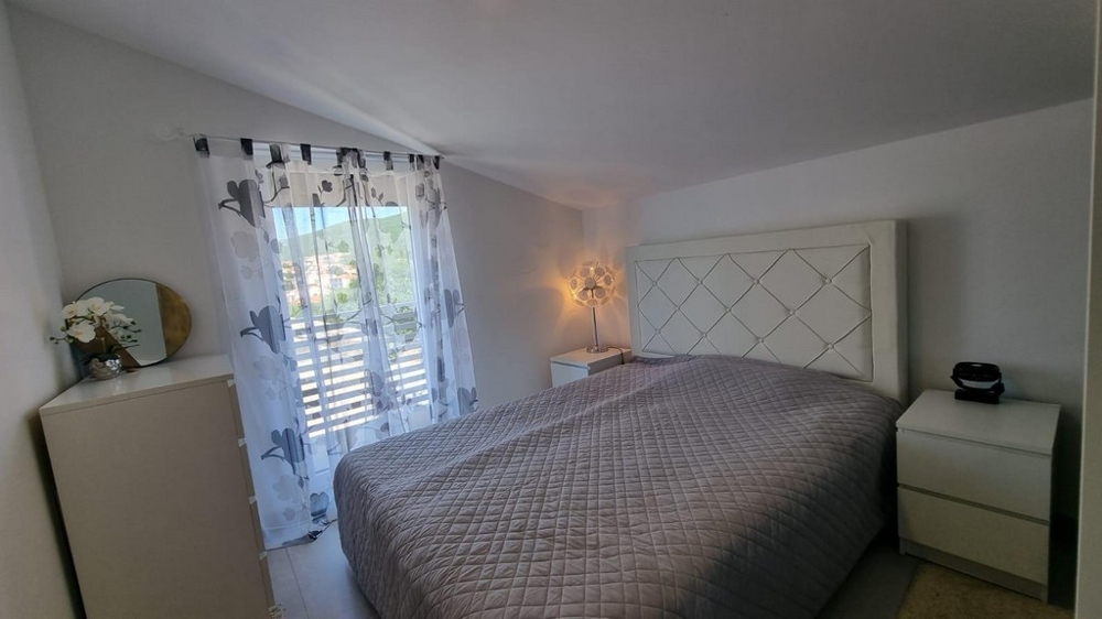 Ložnice se vstupem na balkon