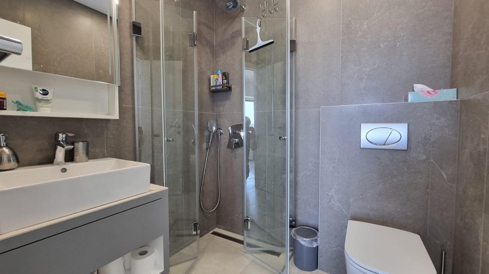 Moderní koupelna s velkým sprchovým koutem