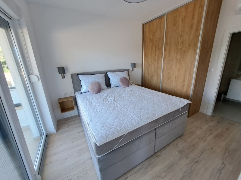 Útulná a moderní ložnice s pružinovou postelí.