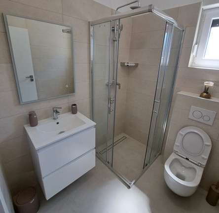 Moderní koupelna se sprchovým koutem.