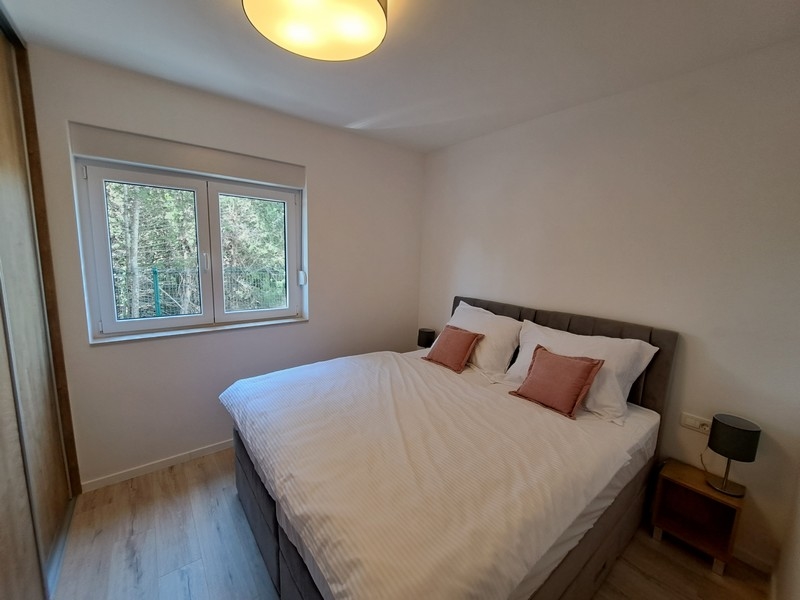 Manželská postel v ložnici.