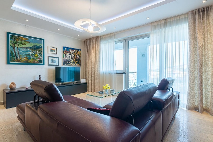 Obývací pokoj s moderním a vysoce kvalitním nábytkem.