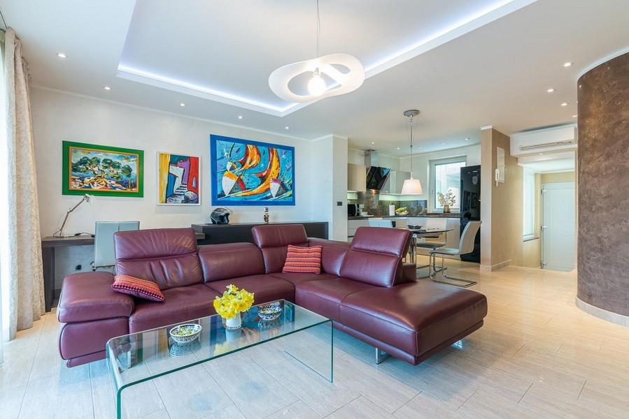 Vysoce kvalitní, vínově červená kožená pohovka v obytné části nemovitosti A2987 ve Vrbniku, Chorvatsko - Panorama Scouting.