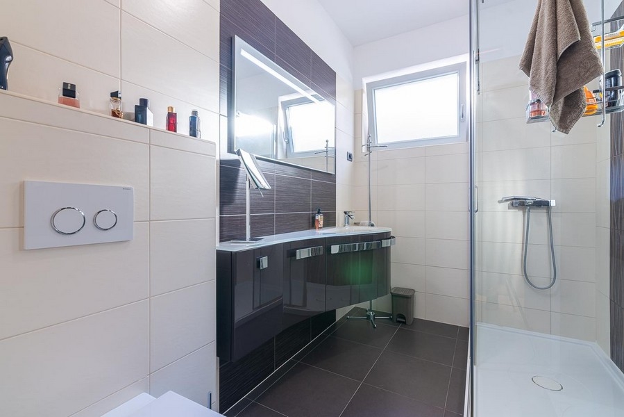 Koupelna se sprchovým koutem.