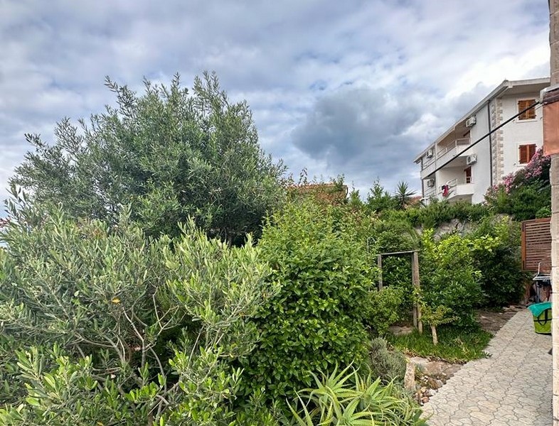 Středomořská zahrada bytu A2998 v Stomotska v Chorvatsku.