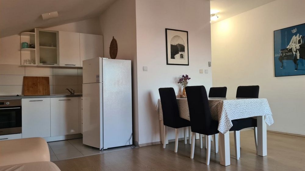 Byt se nabízí k prodeji včetně nábytku.