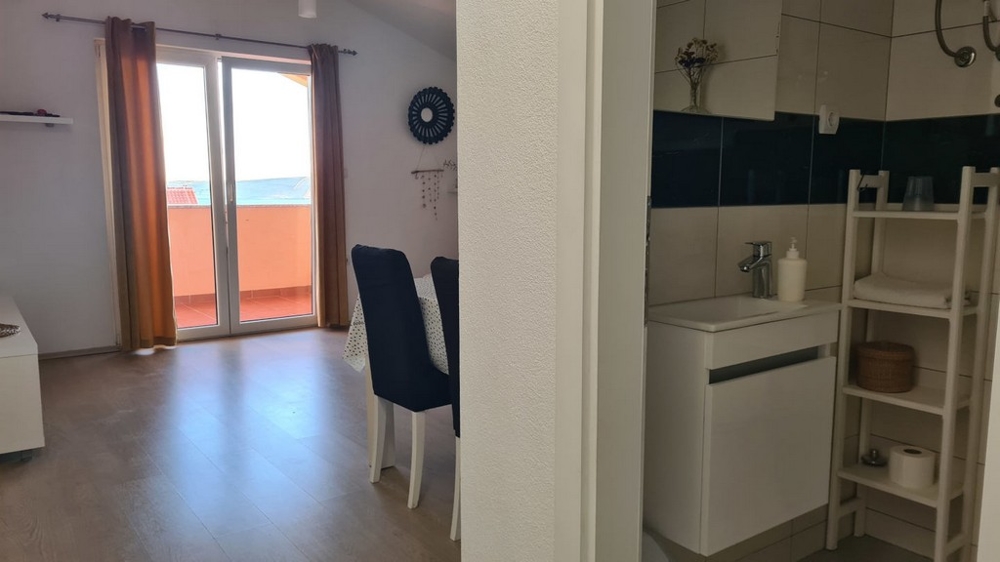 Obývací pokoj s výhledem na terasu.