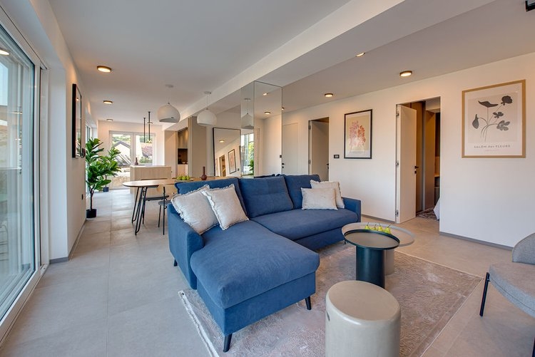 Moderní obývací pokoj s modrým gaučem.