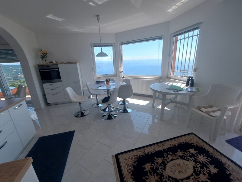 Světlý a moderní obývací pokoj s krásným výhledem na moře – Panorama Scouting A3012.