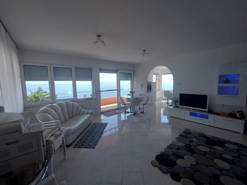 Prosvětlený obývací pokoj s vysoce kvalitním nábytkem.