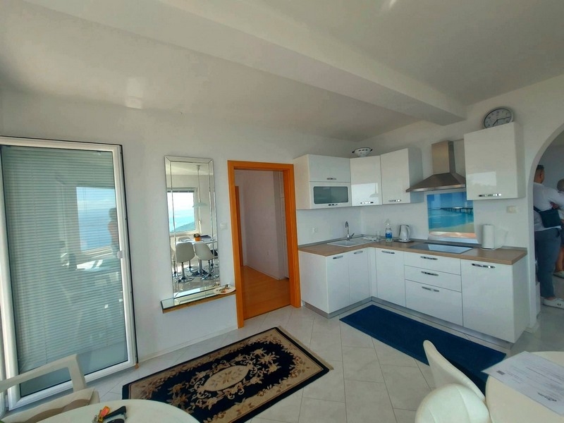 Pohled do moderní kuchyně.