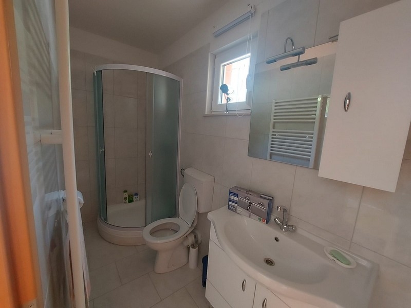 Druhá koupelna – rovněž s pohodlným sprchovým koutem.