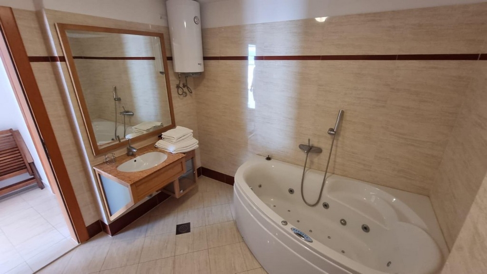 Druhá koupelna s pohodlnou vanou.