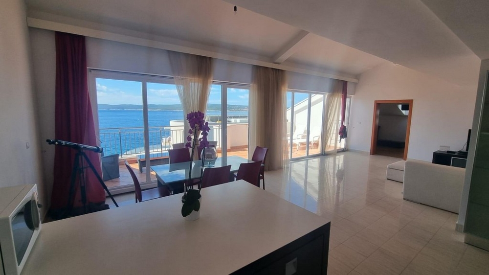 Obývací pokoj s výhledem na moře.