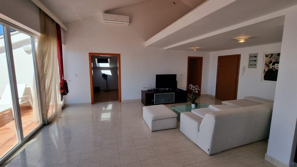 Klimatizovaný obývací prostor s úložným prostorem na galerii.