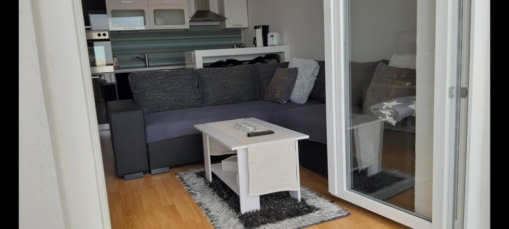 Obývací pokoj - převzato z terasy nemovitosti.