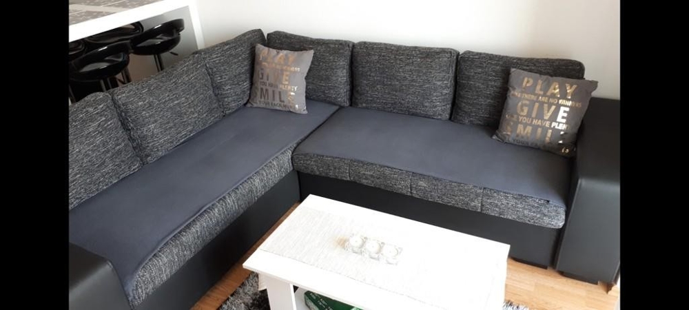 Gauč v obývacím pokoji.