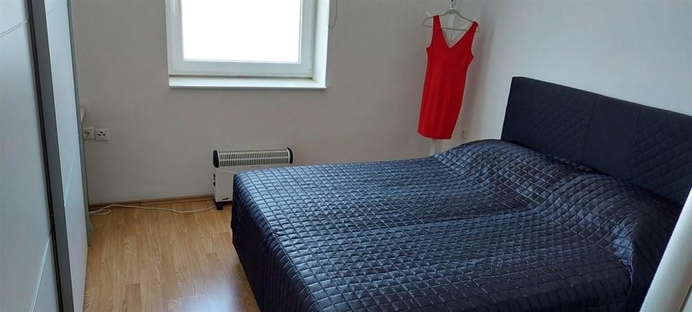 Ložnice s manželskou postelí.