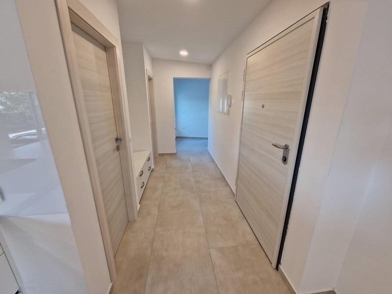 Předsíň a vstupní prostor bytu A3043 v Chorvatsku na ostrově Krk.