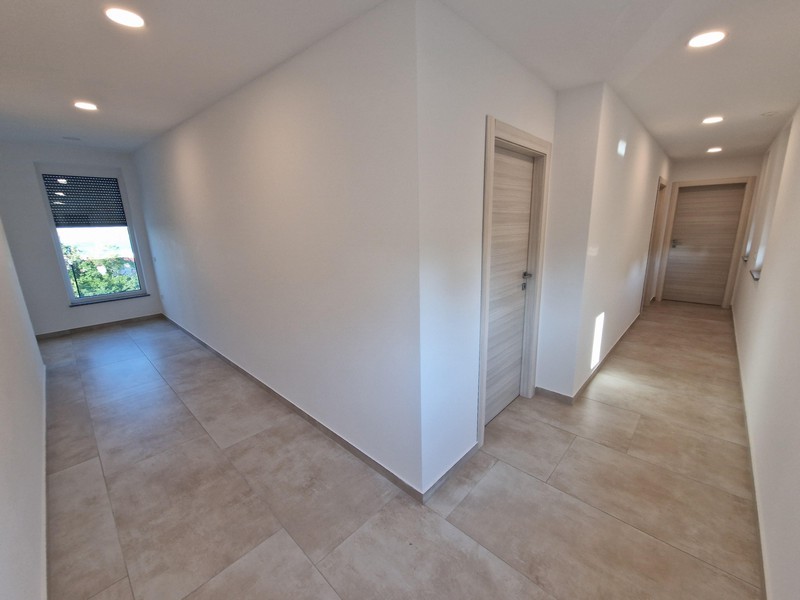 Světlý vstupní prostor zalitý světlem.