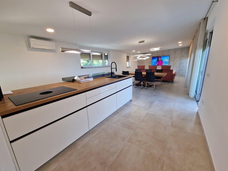 Moderní kuchyně a prostorný obývací pokoj v nemovitosti A3043, Chorvatsko, ostrov Krk.