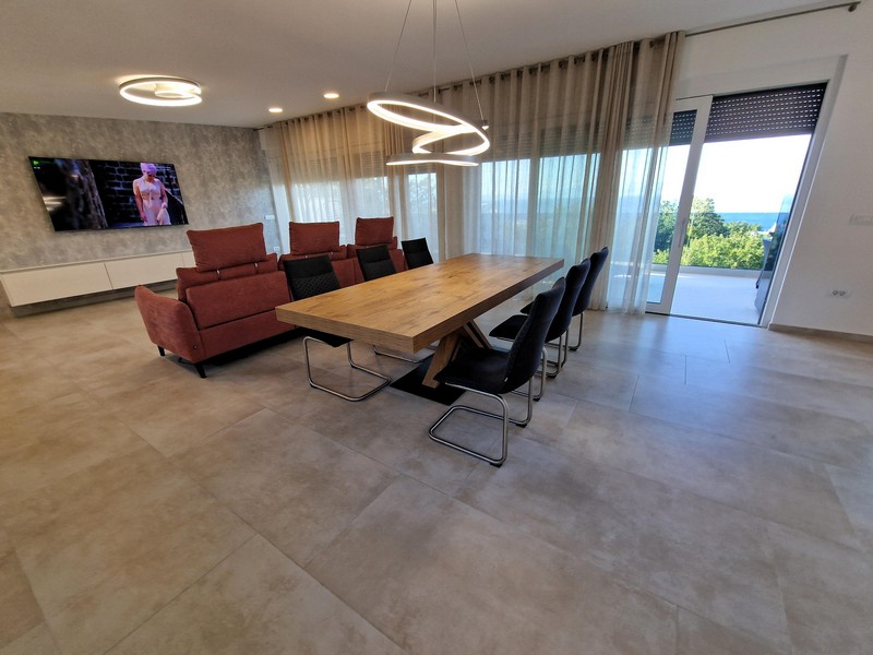 Kuchyň a jídelna a výhled na prostornou terasu nemovitosti A3043 v Chorvatsku - Panorama Scouting.