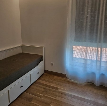 Ložnice s velkým oknem