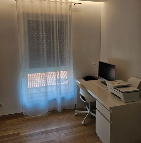 Částečně zařízená ložnice