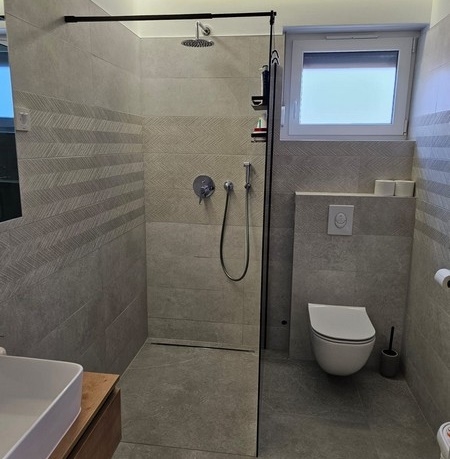 Moderní koupelna s velkým sprchovým koutem