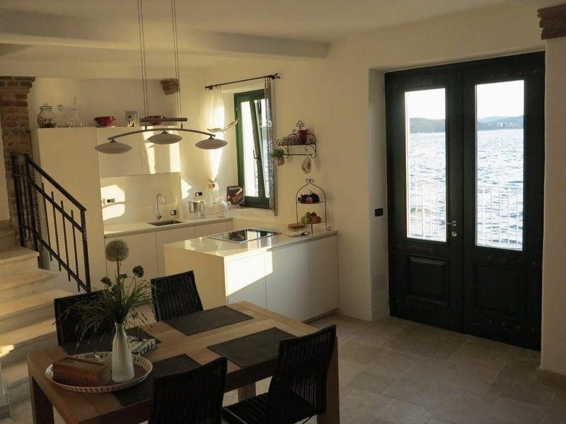 Obývací pokoj s výhledem na moře.