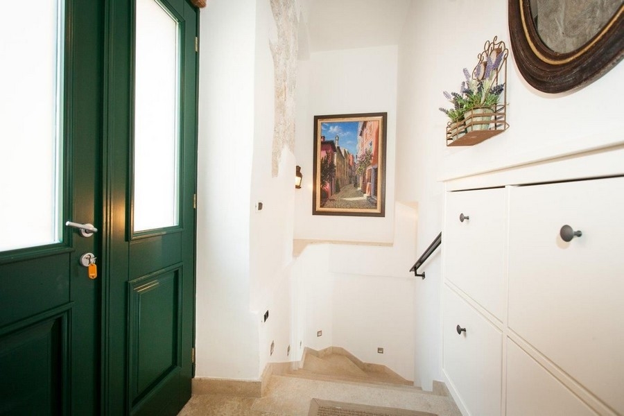 Vstupní prostor se schůdky.