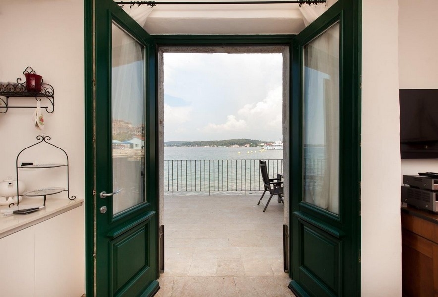 Nemovitosti Istrie - Panorama Scouting: Pohled na terasu přímo u moře.