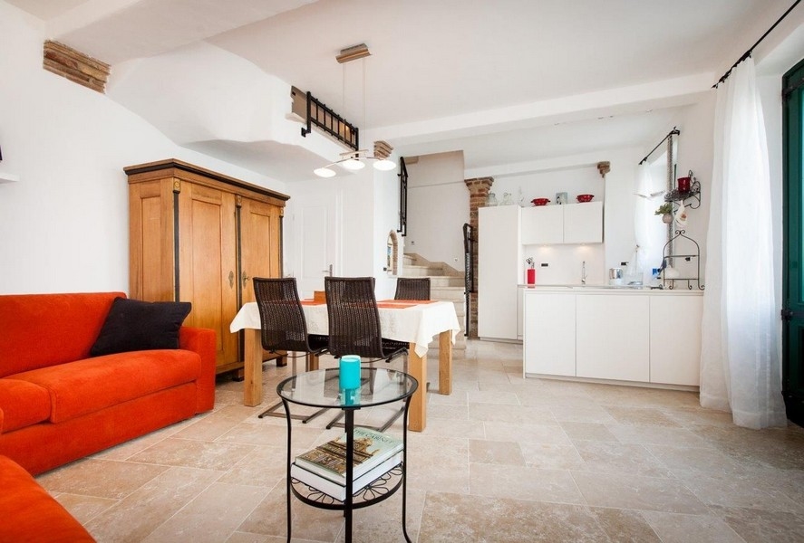 Obývací pokoj se stylovým středomořským nábytkem.