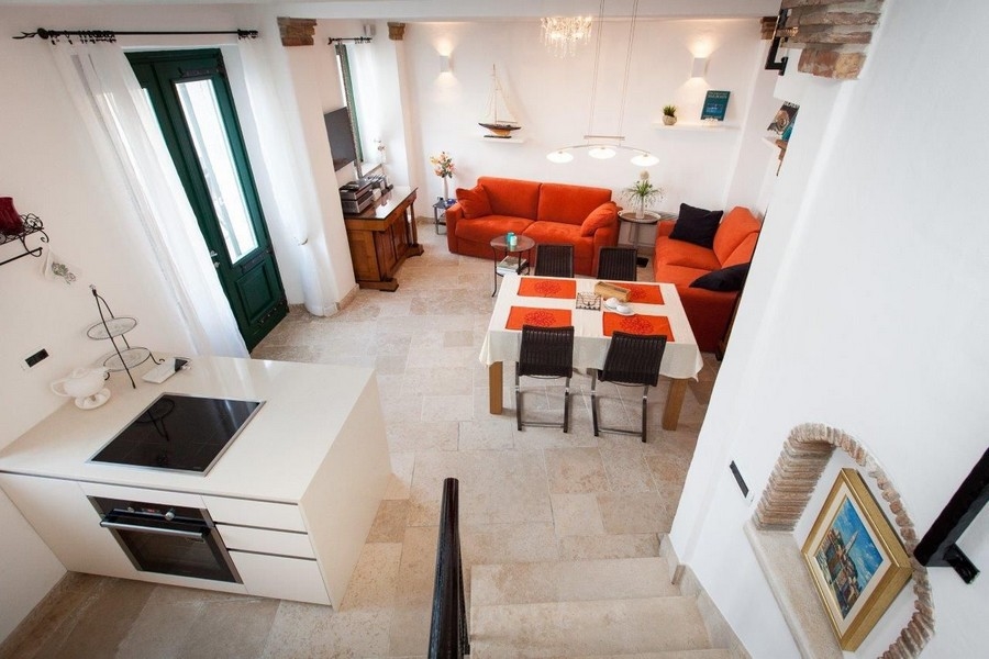 Schody vedou do obytné části.