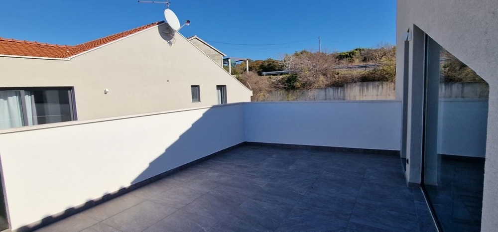 Velká terasa bytu A3058 v Chorvatsku v Sutivanu.