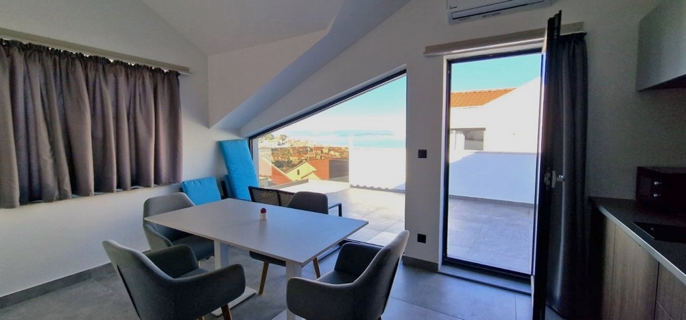 Obývací pokoj a výhled na terasu.