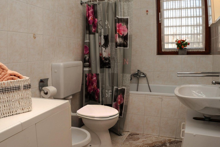 Koupelna s vanou a toaletou.